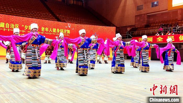 圖為西藏老年舞蹈隊(duì)伍齊跳傳統(tǒng)鍋莊舞?！∝暽＠?攝