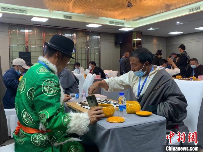 圖為參賽選手正在進(jìn)行藏棋對(duì)弈?！≈x牧 攝