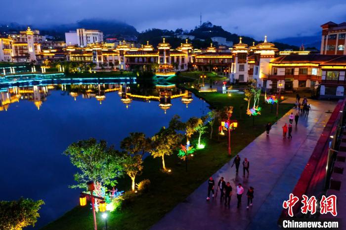 圖為2021年5月18日，西藏自治區(qū)墨脫縣城入夜，昔日的“高原孤島”如今面貌一新。　江飛波 攝
