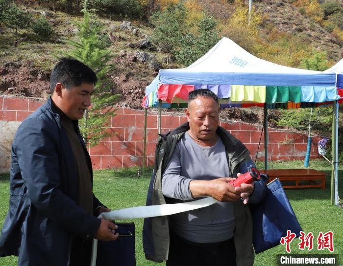 圖為護(hù)林員操作體驗(yàn)滅火裝備?！〔际猩窒乐ш?duì) 供圖