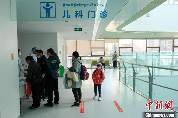 圖為兒科義診接診現(xiàn)場。　江飛波 攝