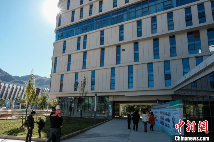 因疫情防控需要，此次義診活動進行了人數(shù)限定。圖為西藏民眾帶著孩子到醫(yī)院就診?！〗w波 攝