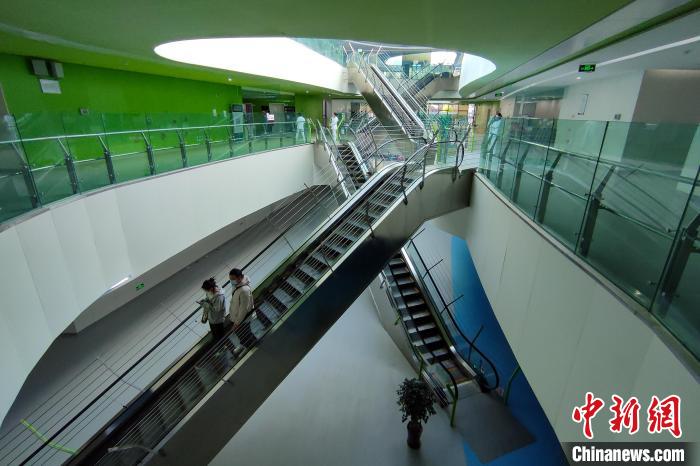 圖為西藏自治區(qū)婦產(chǎn)兒童醫(yī)院內(nèi)景?！〗w波 攝