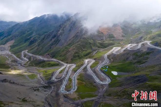 資料圖：航拍通往西藏隆子縣玉麥鄉(xiāng)的盤山公路。　江飛波 攝