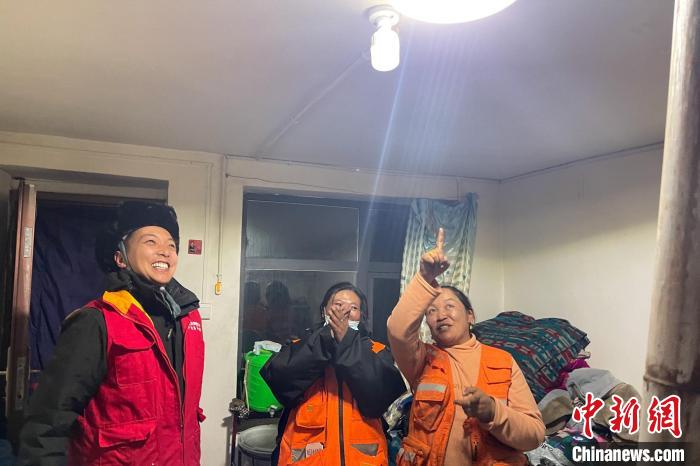 青藏公路109道班接入大網(wǎng)電?！?閆昱翰 　攝