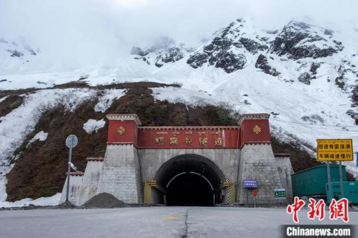 墨脫公路控制性工程——嘎隆拉隧道。上方為嘎隆拉雪山，曾是進(jìn)入墨脫最大的“攔路虎”。