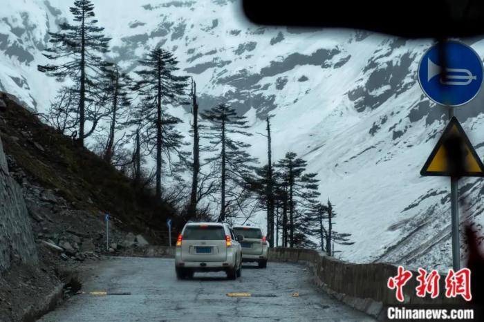 圖為墨脫公路沿線的雪景風(fēng)光。