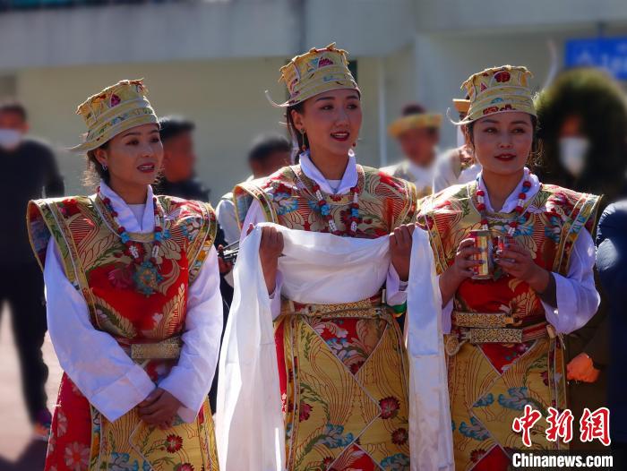 圖為身著節(jié)日盛裝的藏族姑娘?！∪轿木?攝