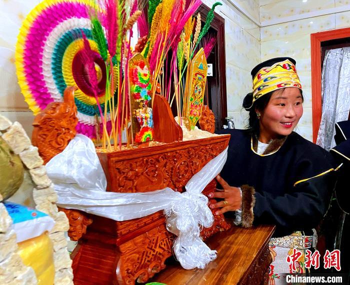 圖為藏族姑娘端著吉祥切瑪?！∪轿木?攝