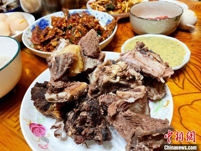 圖為除夕之夜的大餐?！∪轿木?攝