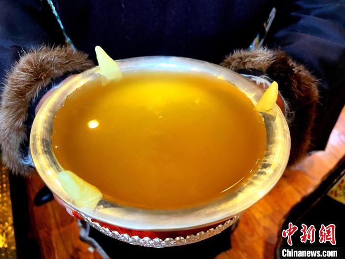 圖為青稞酒?！∪轿木?攝