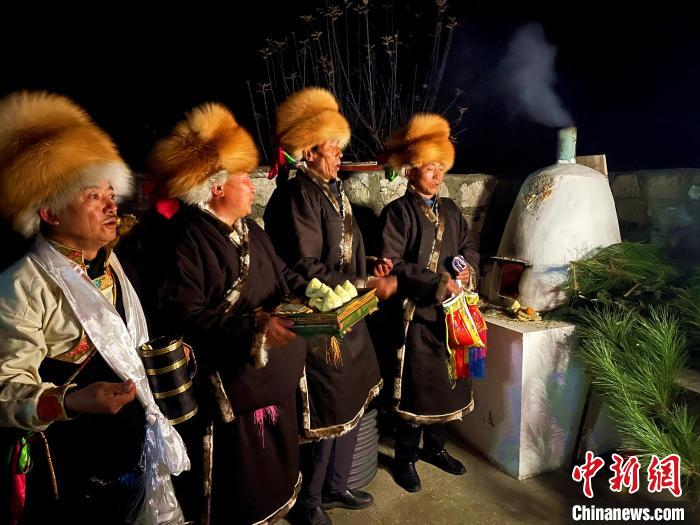 圖為除夕之夜進(jìn)行的驅(qū)鬼儀式。　冉文娟 攝