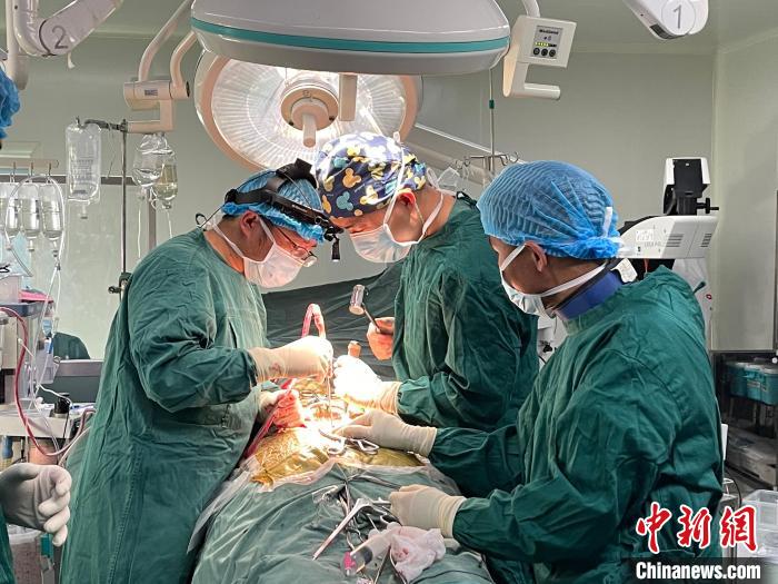 圖為在北京援藏醫(yī)療隊(duì)專家指導(dǎo)下，多項(xiàng)新技術(shù)使用到脊柱疾病的手術(shù)中。(資料圖) 拉薩市人民醫(yī)院脊柱外科供圖