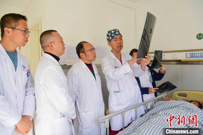 圖為醫(yī)療援藏專家何蔚(站右二)與馮敬云(左二)、廖濤(左三)等人討論患者病情。(資料圖) 貢嘎來(lái)松 攝