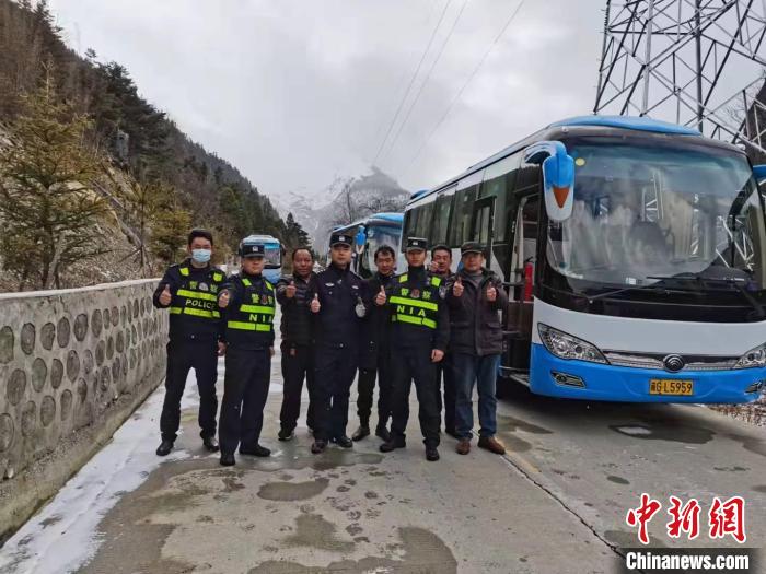 救援成功后，司機(jī)們與邊境派出所民警合影。　李建峰 攝