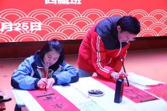 現(xiàn)場書寫春聯(lián)。梁超攝