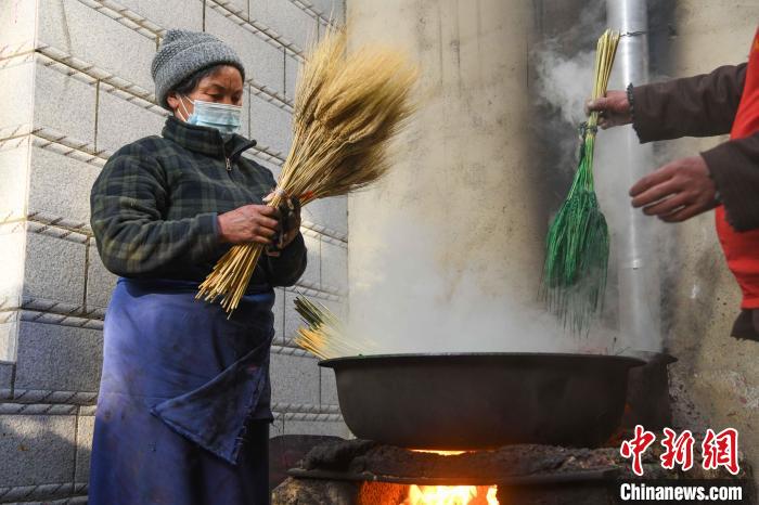 圖為拉薩手藝人制作年貨“羅薩梅朵”?！∝暩聛硭?攝