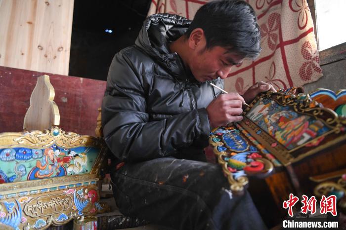 圖為拉薩手藝人制作年貨“切瑪盒”?！∝暩聛硭?攝