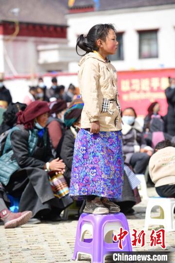 圖為觀看節(jié)目的小女孩?！∝暩聛?lái)松 攝