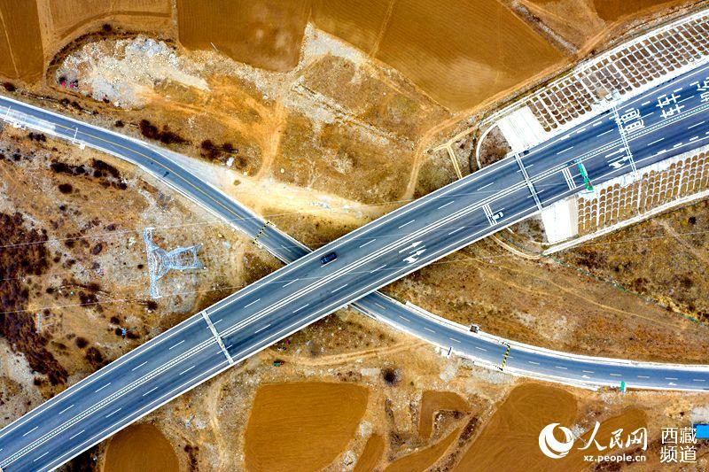 拉林高等級(jí)公路。徐馭堯攝