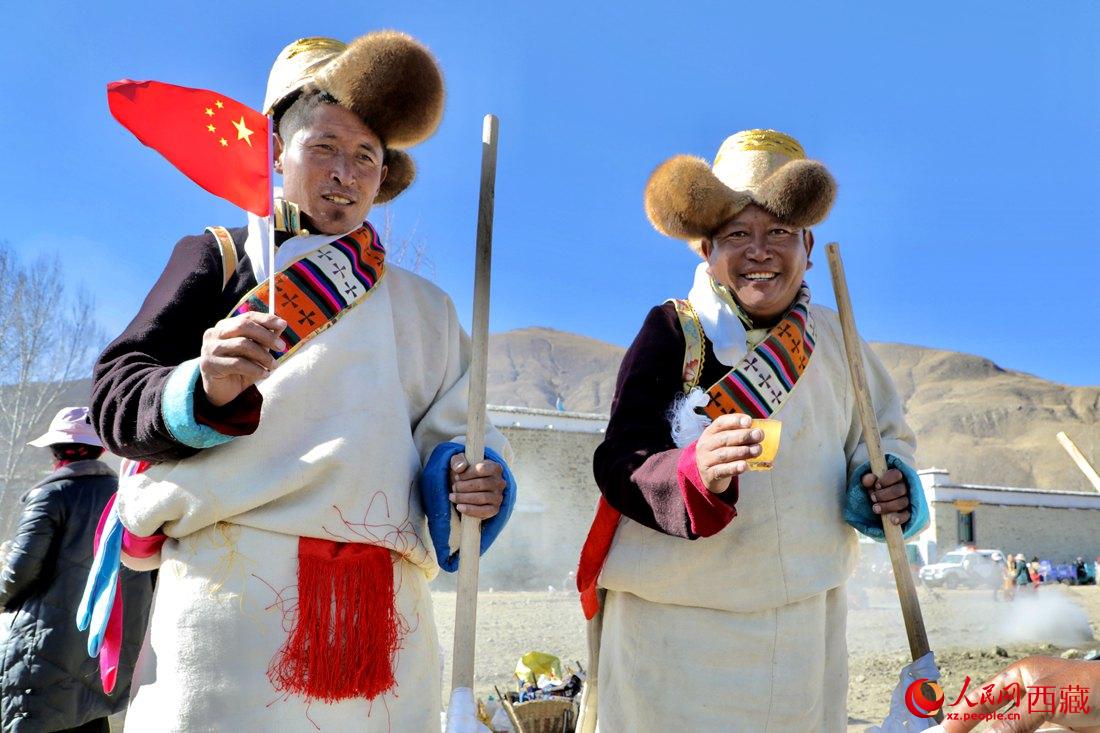 互敬青稞酒，祈福一年的豐收。人民網(wǎng) 次仁羅布攝