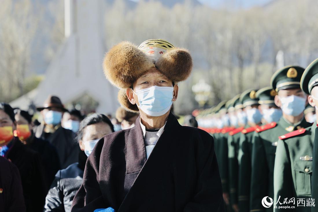 群眾代表們參加升旗儀式現(xiàn)場。人民網(wǎng) 次仁羅布 攝