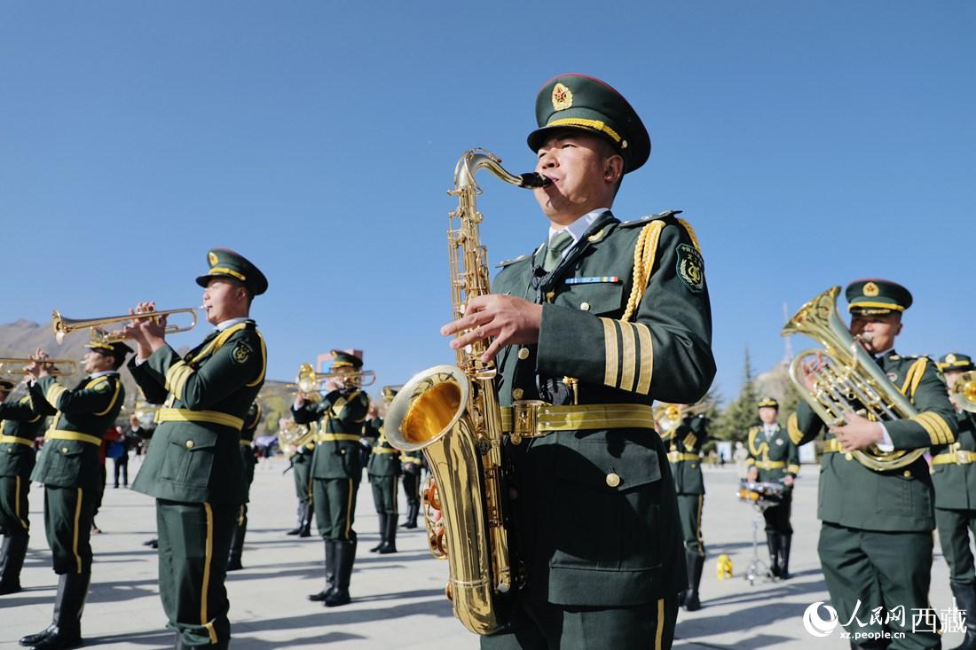 軍區(qū)文工團(tuán)奏響國歌。人民網(wǎng) 次仁羅布攝