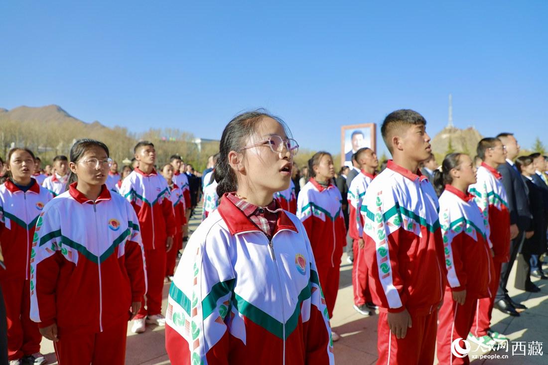 全體奏唱國歌。人民網(wǎng) 次仁羅布攝