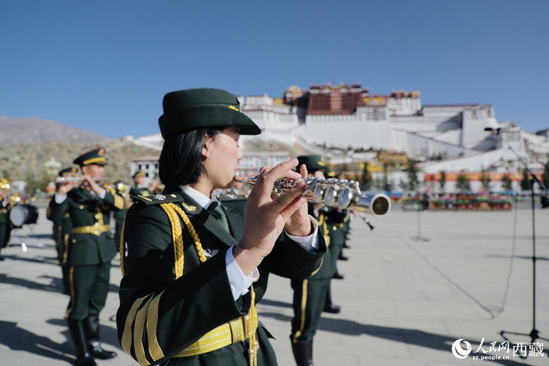 軍區(qū)文工團(tuán)奏響國歌。人民網(wǎng) 次仁羅布攝