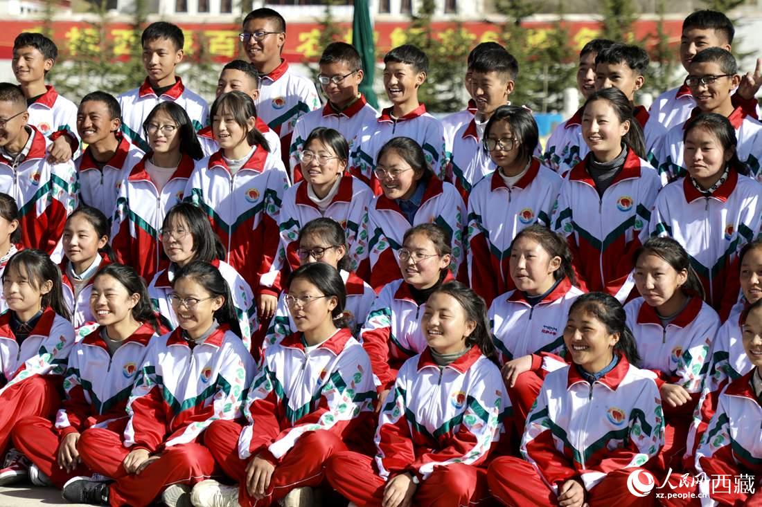 學(xué)生代表們合影留念。人民網(wǎng) 次仁羅布攝