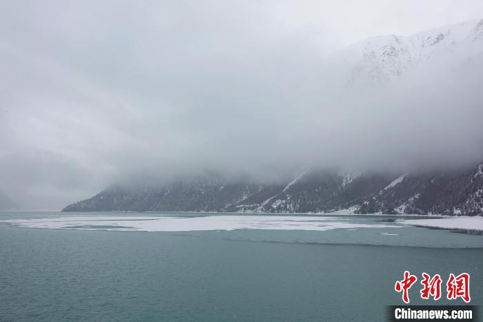 然烏湖春雪飄落?！∪轿木?攝