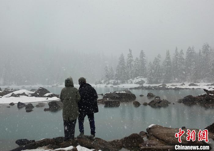 游客欣賞雪中然烏湖?！∪轿木?攝
