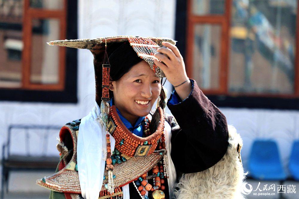 身著“飛天服飾”的普蘭少女。人民網(wǎng) 李海霞攝