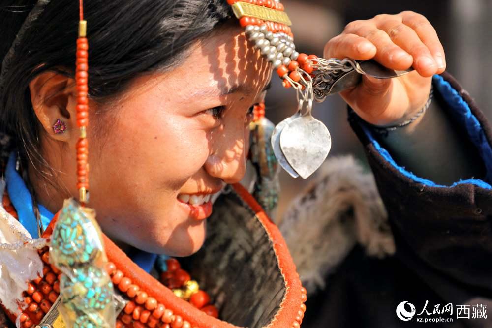 撩起“神秘面紗”。人民網(wǎng) 李海霞