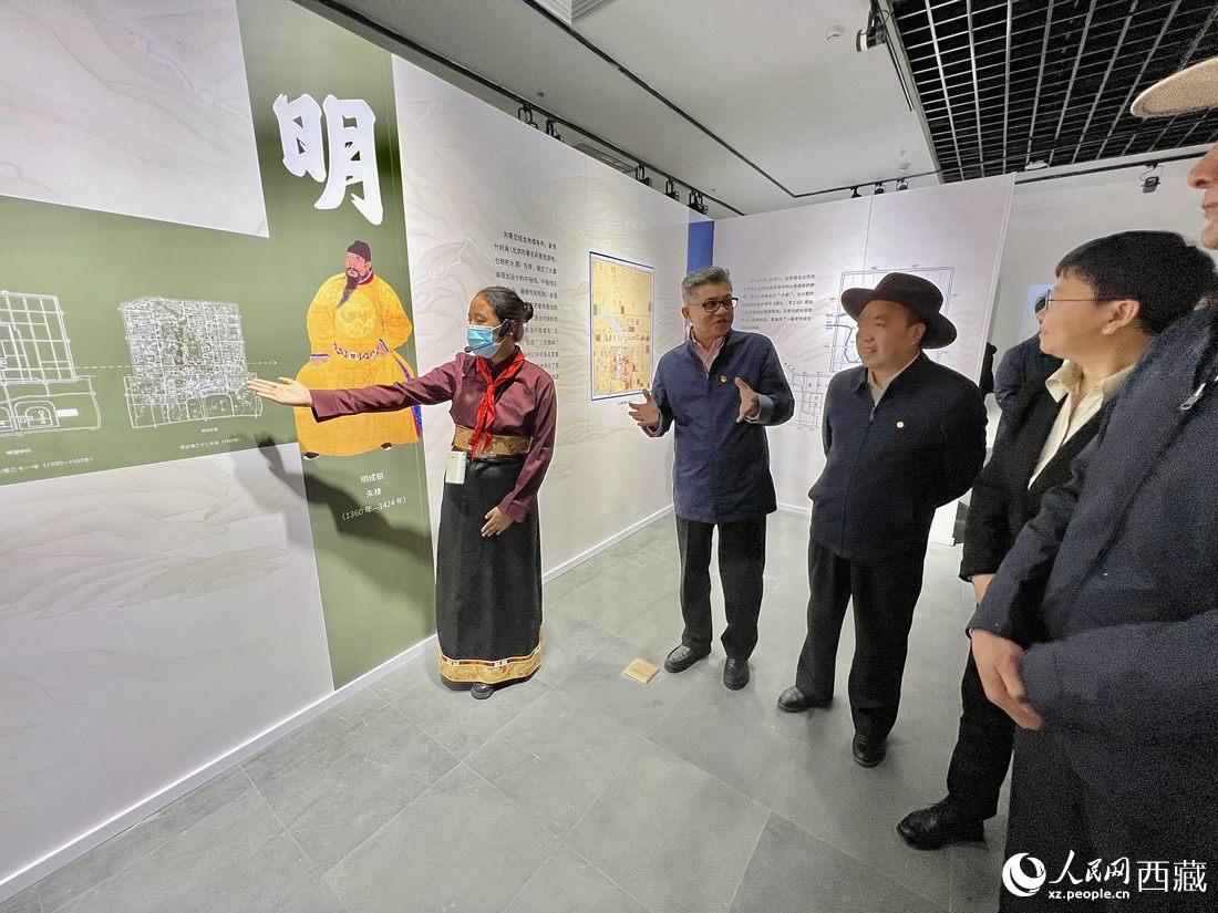 拉薩市北京實驗中學的學生講解員進行講解。人民網(wǎng) 次仁羅布攝