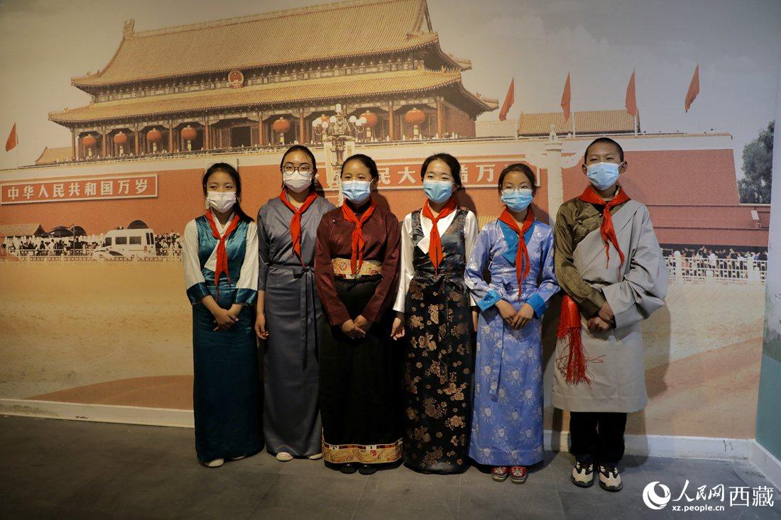拉薩市北京實驗中學的小講解員們。人民網(wǎng) 次仁羅布攝