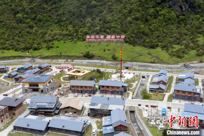 “家是玉麥 國是中國”的大字豎立在玉麥鄉(xiāng)旁的山腳上?！钊A峰 攝