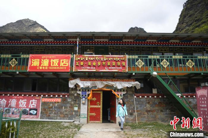 玉麥鄉(xiāng)里修建了飯店與旅館?！钊A峰 攝