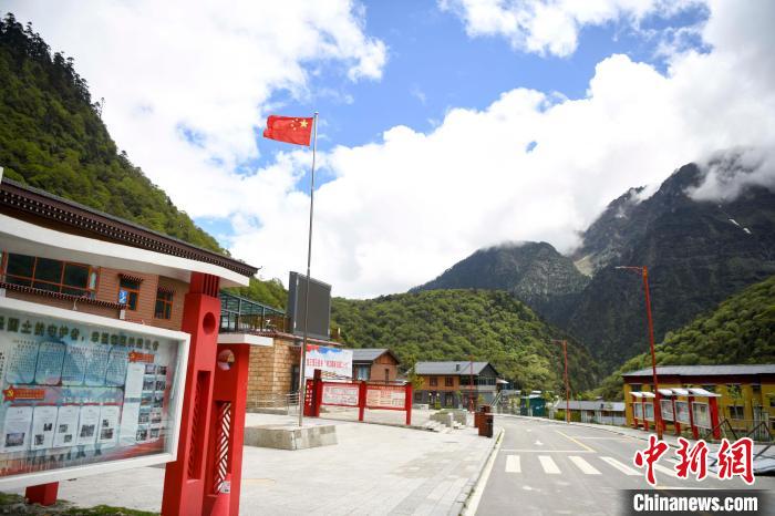 玉麥鄉(xiāng)內(nèi)道路變成了硬化路?！钊A峰 攝