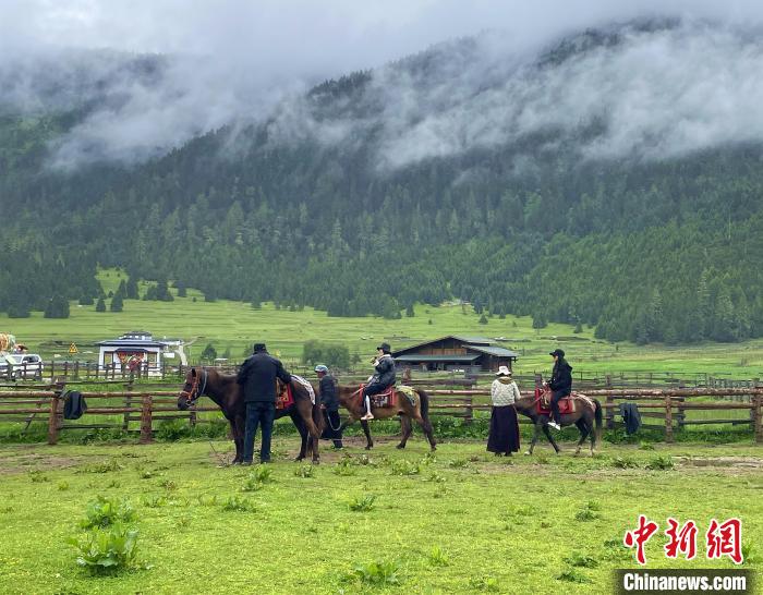 6月10日，游客在魯朗小鎮(zhèn)高山牧場景區(qū)體驗騎馬?！∪轿木?攝