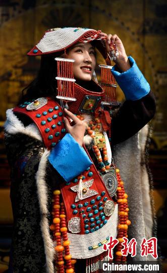 圖為國家級非遺項(xiàng)目——西藏阿里普蘭的“宣”服，該服飾華麗稀有，每逢節(jié)日盛典時才會穿戴?！±盍?攝