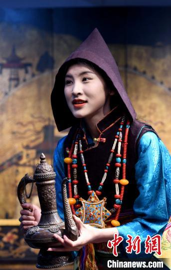 圖為西藏自治區(qū)級非遺項(xiàng)目——山南浪卡子縣的羊卓服飾。　李林 攝