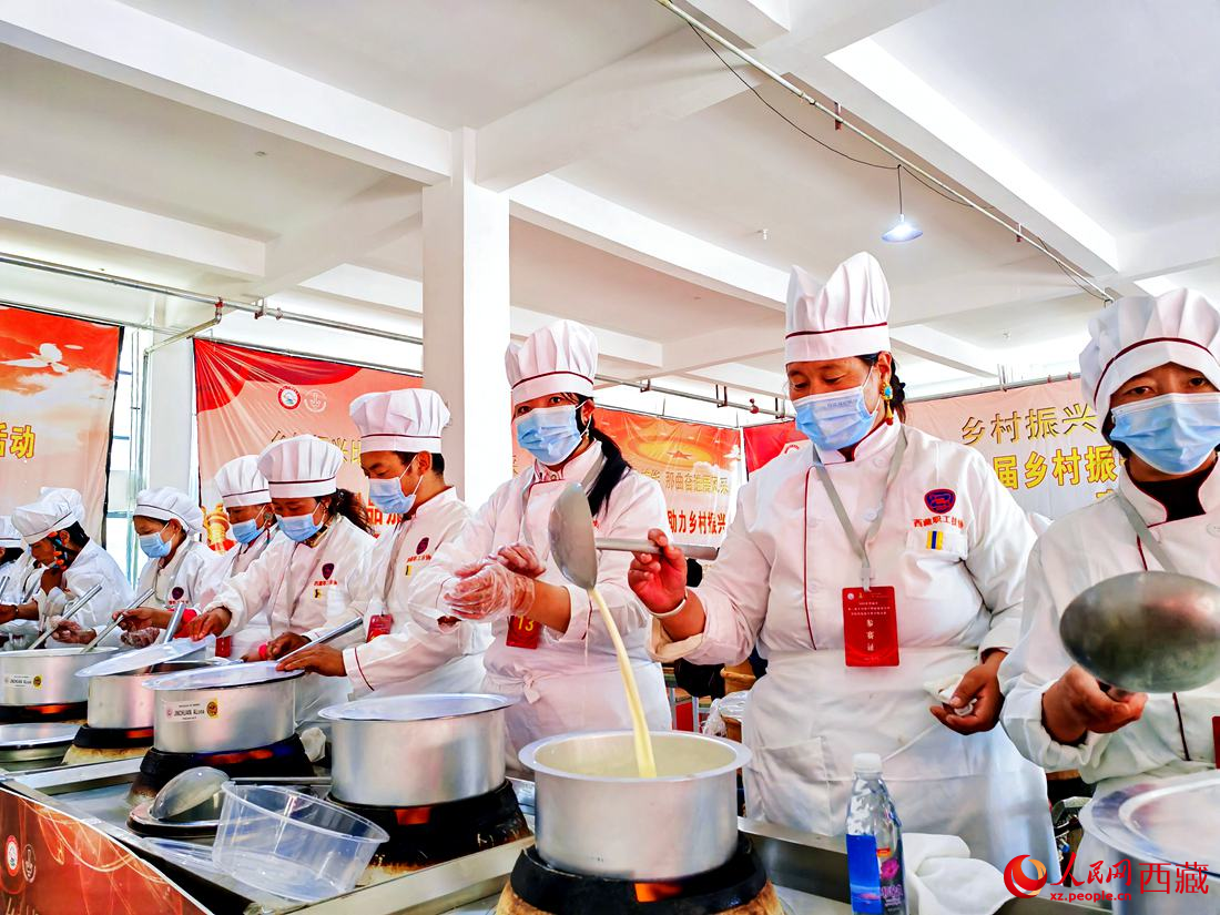 廚藝比拼。人民網(wǎng) 李海霞攝
