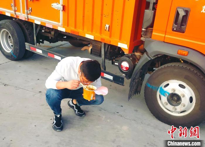由于沿路疫情原因，閆光宇和朋友只能在服務(wù)區(qū)簡(jiǎn)餐?！∴嵟?攝