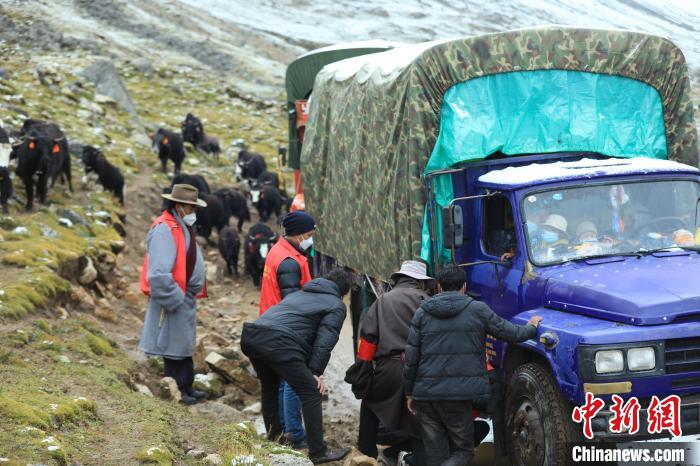 圖為牧民們查看車輛準備出發(fā)?！÷蹇?攝