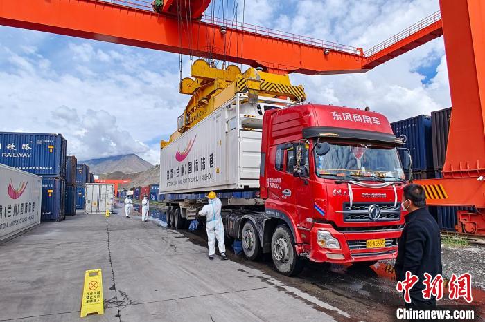援助物資卸車(chē)現(xiàn)場(chǎng)?！?guó)鐵青藏集團(tuán)有限公司拉薩車(chē)務(wù)段 供圖