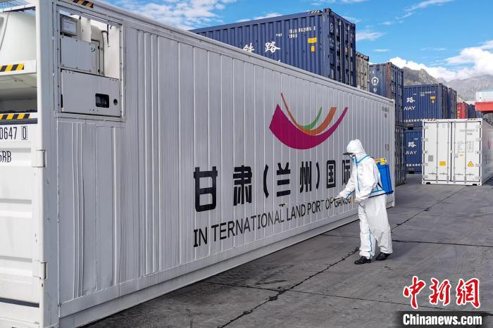 9月9日，甘肅省援助拉薩700噸生活物資“乘冷鏈專(zhuān)列”抵達(dá)拉薩?！?guó)鐵青藏集團(tuán)有限公司拉薩車(chē)務(wù)段 供圖