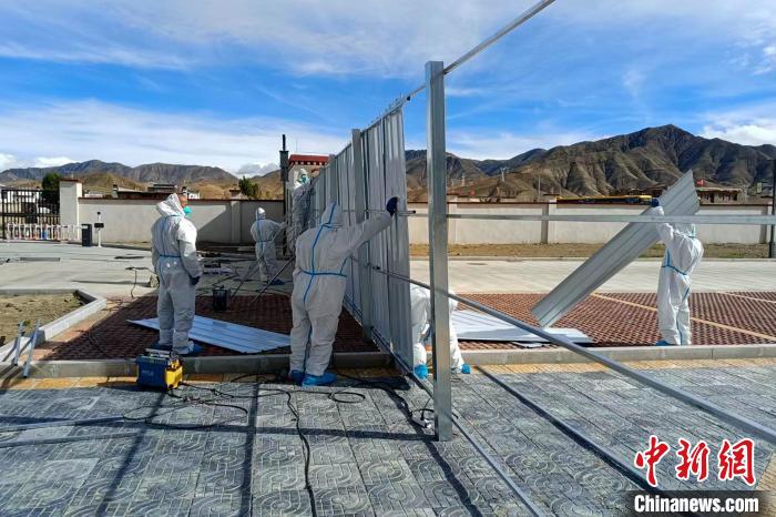 西藏金塔建設集團有限公司職工支援日喀則方艙建設?！∈茉L者供圖