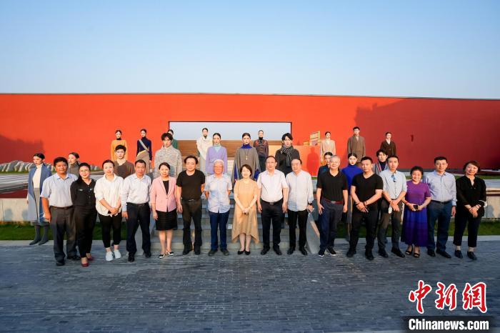 近40套藏式針織系列時裝亮相2022北京時裝周。　北京時裝周供圖