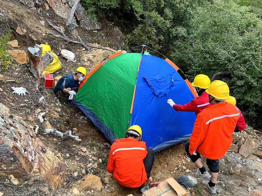 9月15日，電力施工人員正在施工點附近搭建暫居帳篷。白瑪多吉攝